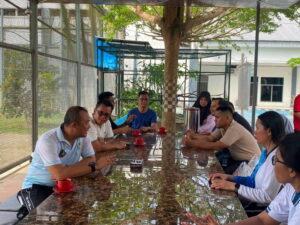 Gelar Jumat Sehat, Plt. Kepala Lapas Narkotika Langkat Pimpin Jalan Santai Sekaligus Kontrol Area Brandgang