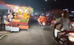PKL gunakan Mobil Pick Up di Trotoar Jalan Subrantas Panam Penyebab Macet dan Kecelakaan, Warga Minta Satpol PP Kota Pekanbaru Menertibkannya