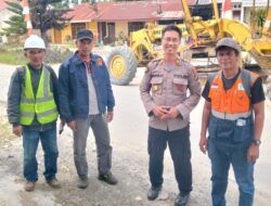 Di Bawah Terik Matahari, Kapolsek Dolok Silau Sapa Warga dan Jaga Kekhusyukan Ibadah Jumat demi Kedamaian Kampung Halaman
