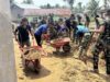 Lapas Sibolga Bersama TNI Bantu Bersihkan Rumah dan Fasilitas Umum Warga Terdampak Banjir